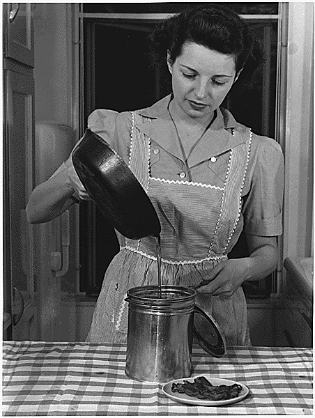 Une femme au foyer conserve ses huiles de cuissons dans une boîte de conserve. Elle participe ainsi à l'effort de guerre. © Franklin D. Roosevelt Library